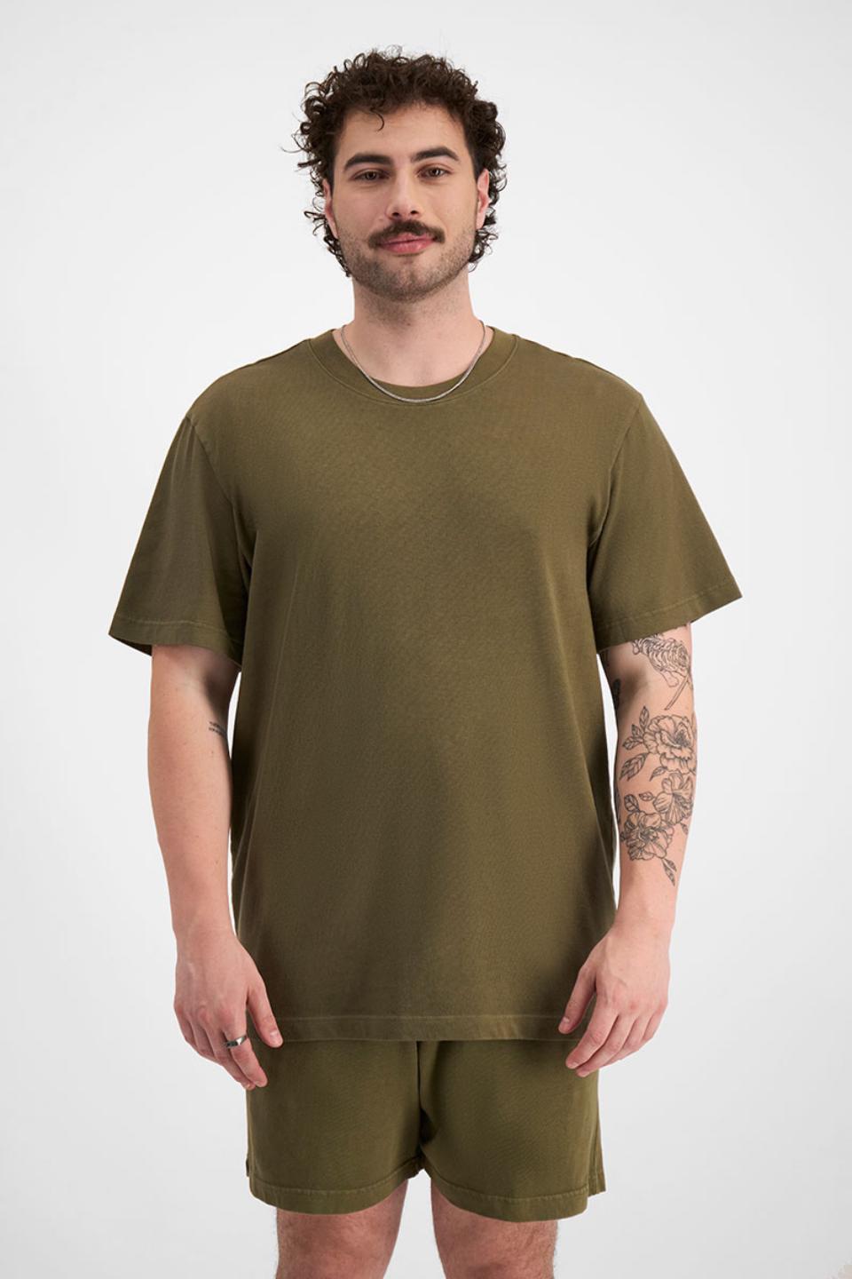 Sam (He/Him) wears size XL and is 178cm tall with 112cm chest