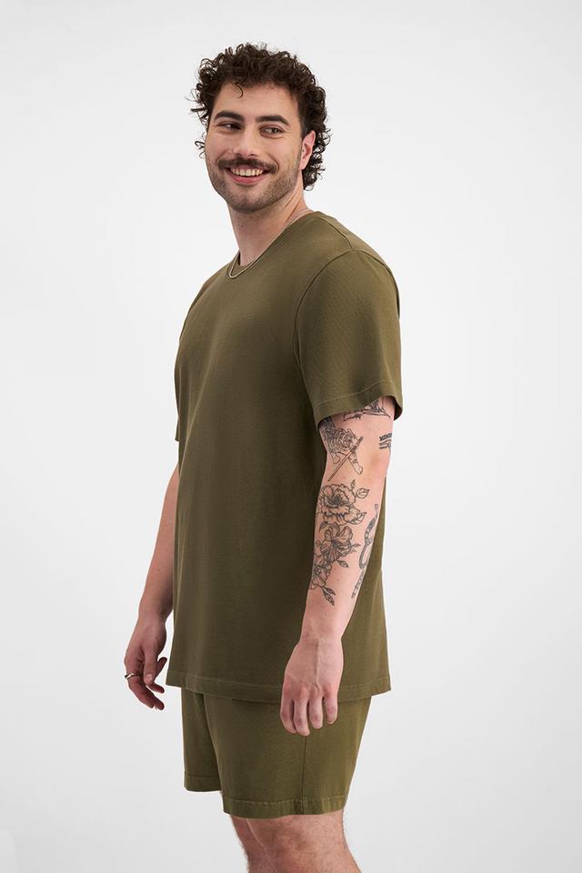 Sam (He/Him) wears size XL and is 178cm tall with 112cm chest