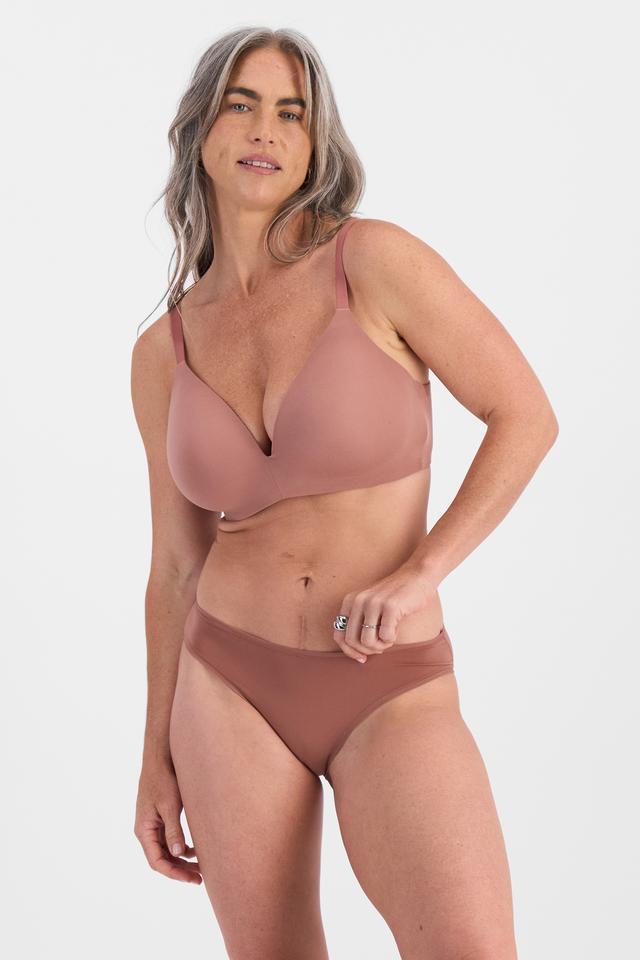 Kiah (She/Her) wears size 10 and is 165cm tall with 89cm chest and 66cm waist