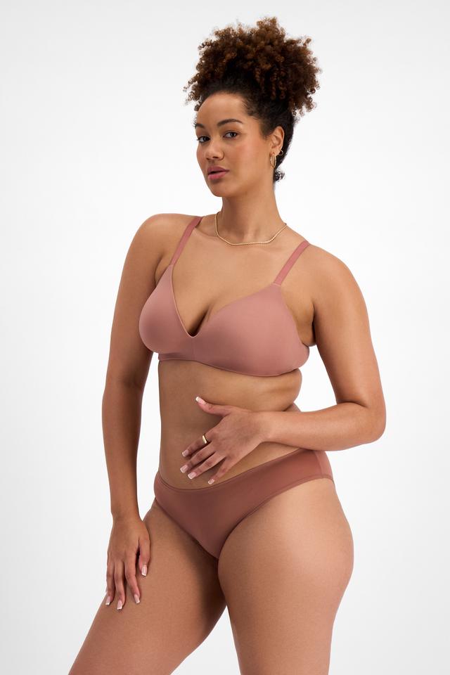 Madeleine (She/Her) wears size 16 and is 181cm tall with 99cm chest and 88cm waist