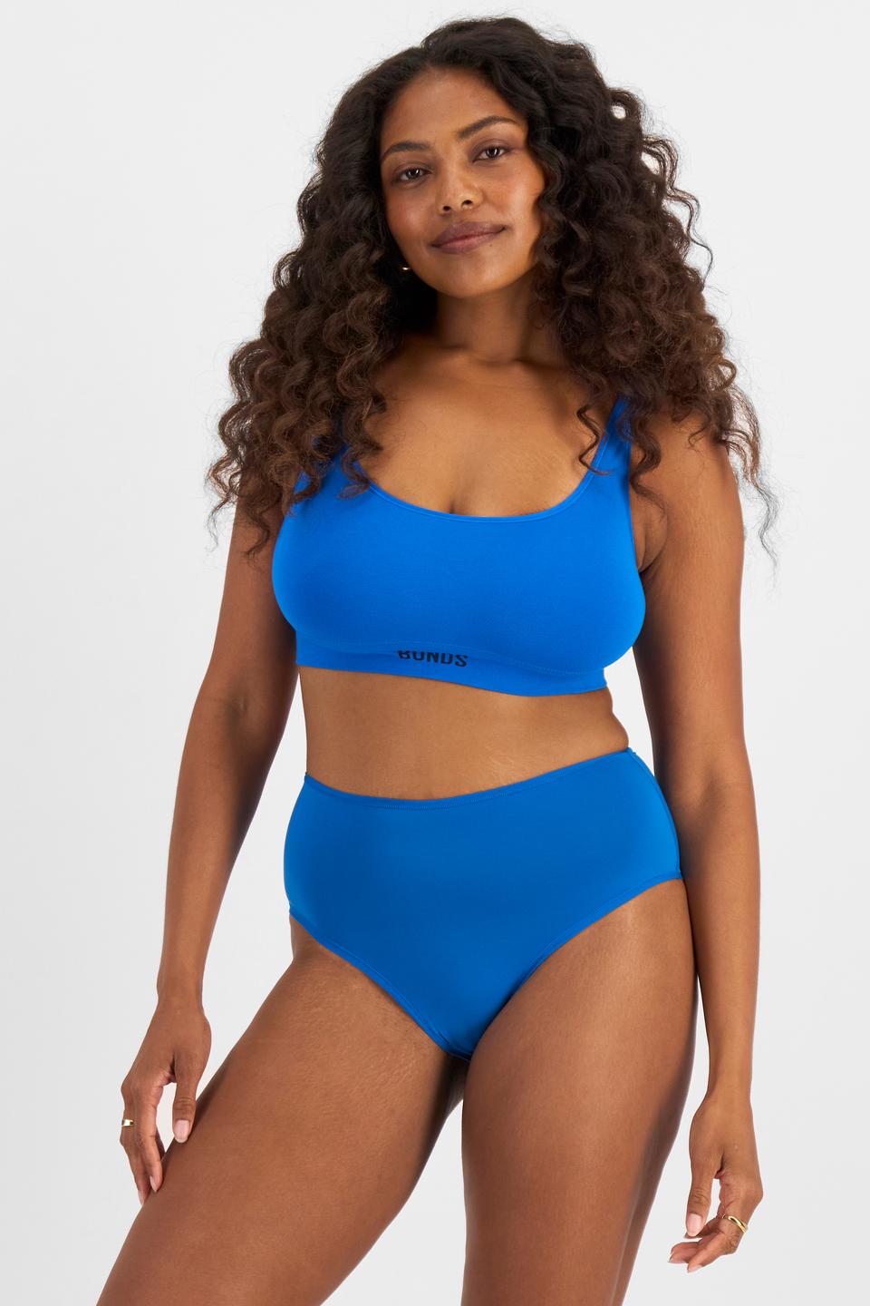 Cassaera (She/Her) wears size 14 and is 180cm tall with 107cm chest and 82cm waist