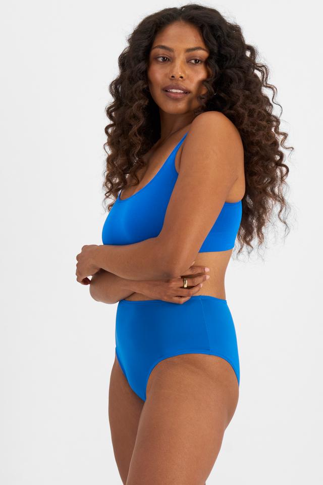 Cassaera (She/Her) wears size 14 and is 180cm tall with 107cm chest and 82cm waist