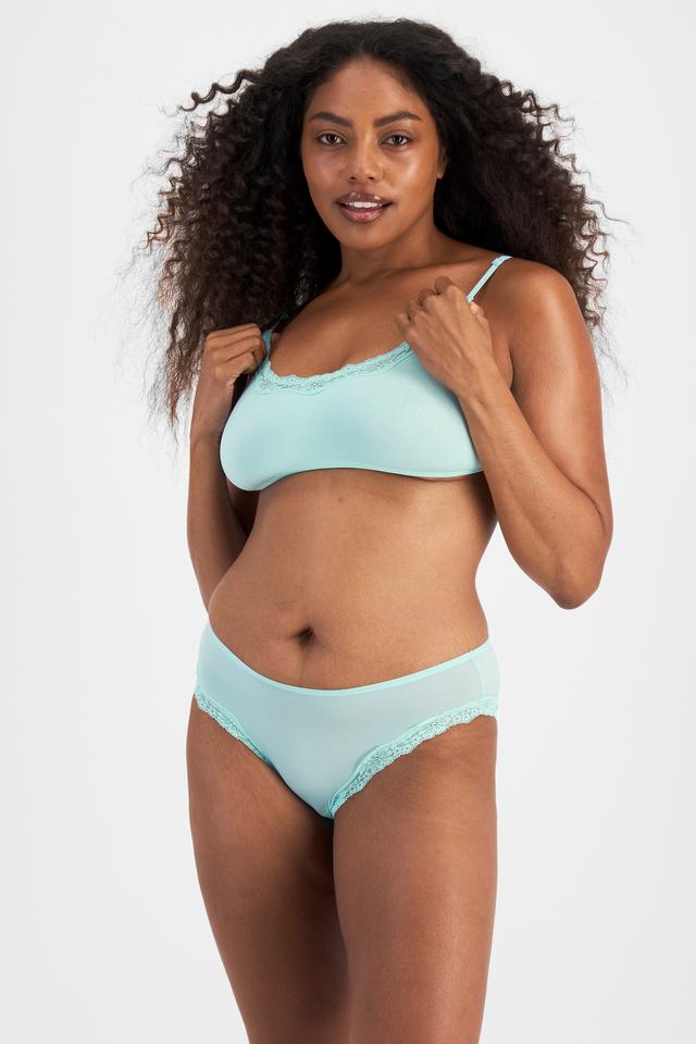 Cassaera (She/Her) wears size 14 and is 180cm tall with 107cm chest and 82cm waist