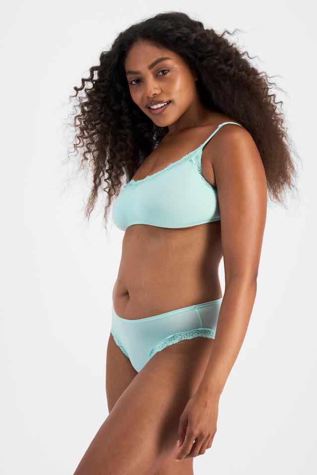 Cassaera (She/Her) wears size 14 and is 180cm tall with 107cm chest and 82cm waist