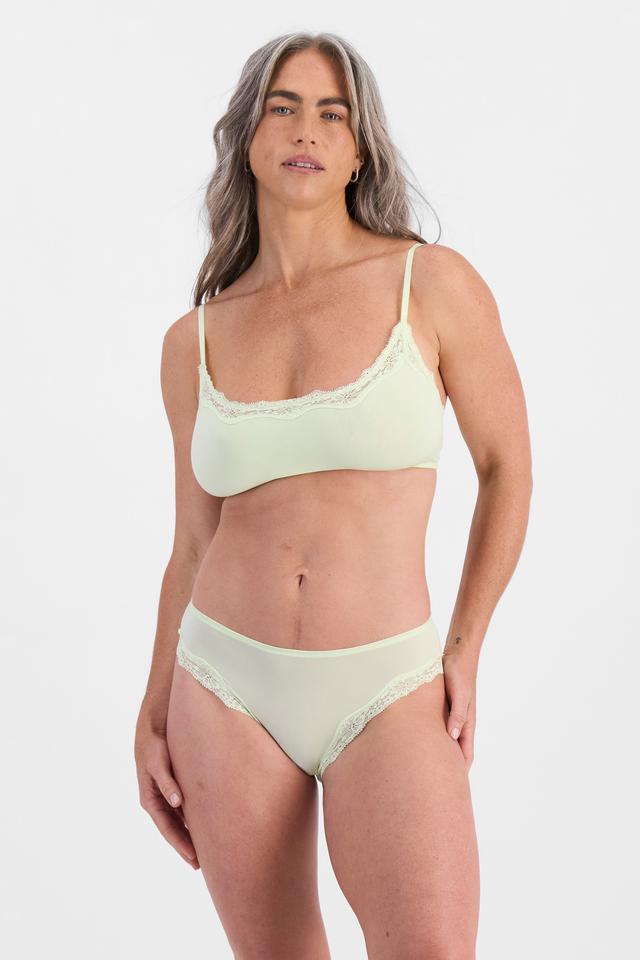 Kiah (She/Her) wears size 10 and is 165cm tall with 89cm chest and 66cm waist