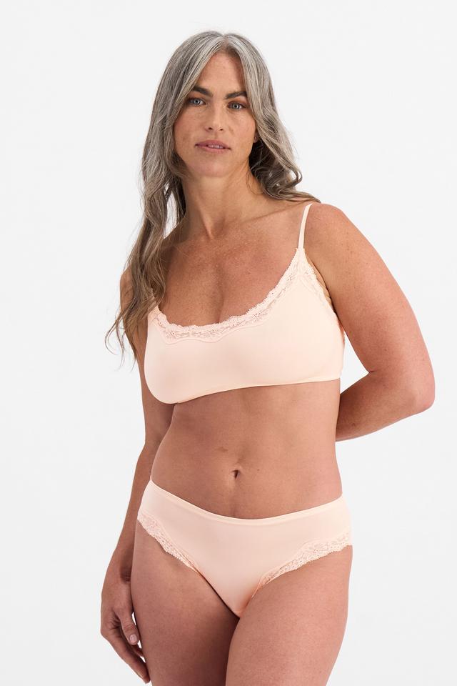 Kiah (She/Her) wears size 10 and is 165cm tall with 89cm chest and 66cm waist
