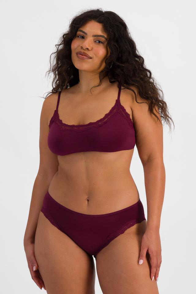 Laura (She/Her) wears size 14 and is 165cm tall with 94cm chest and 76cm waist