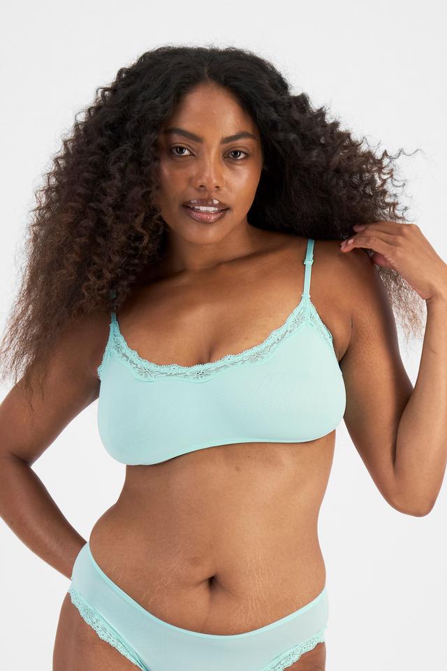 Cassaera (She/Her) wears size 14 and is 180cm tall with 107cm chest and 82cm waist