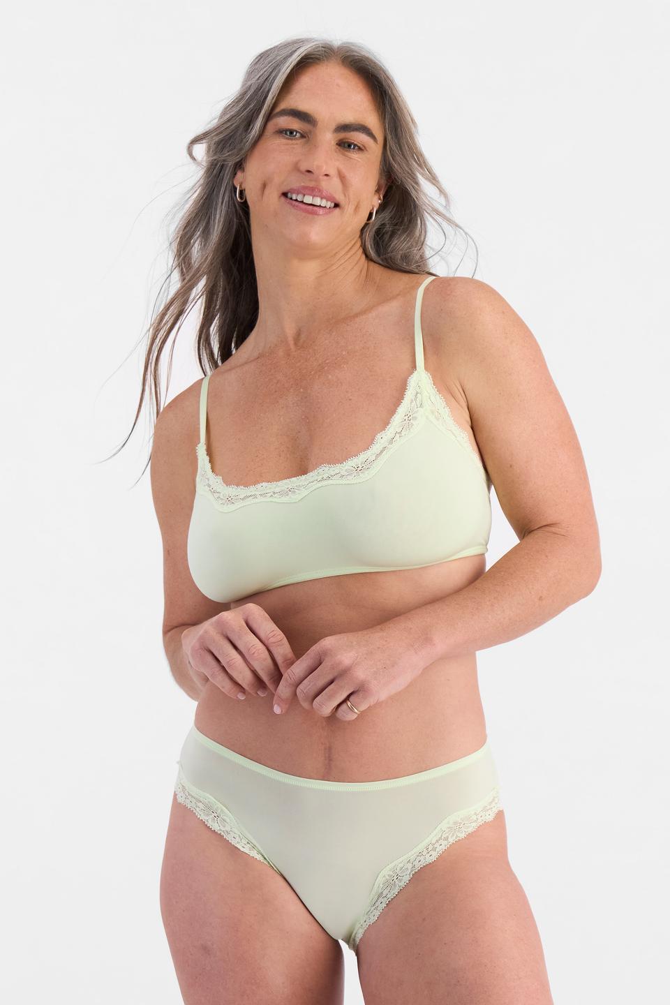 Kiah (She/Her) wears size 10 and is 165cm tall with 89cm chest and 66cm waist