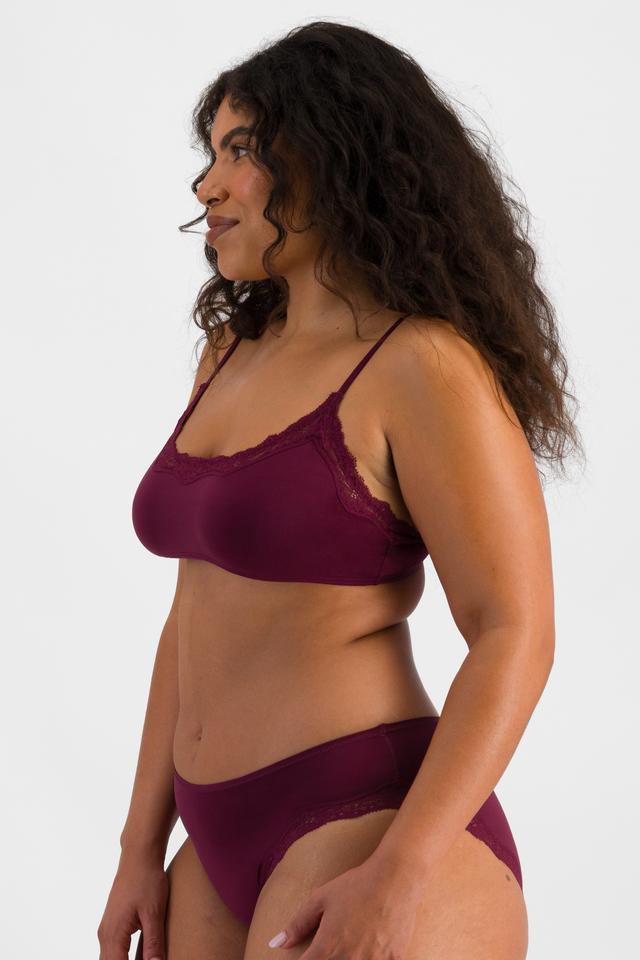 Laura (She/Her) wears size 14 and is 165cm tall with 94cm chest and 76cm waist