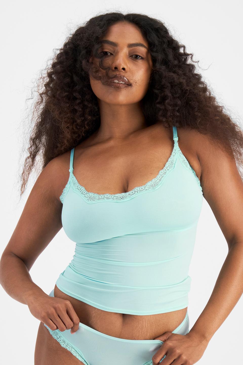Cassaera (She/Her) wears size 14 and is 180cm tall with 107cm chest and 82cm waist