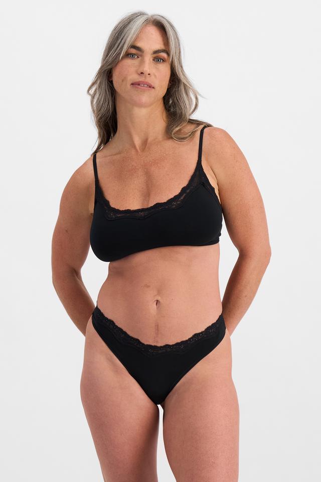 Kiah (She/Her) wears size 10 and is 165cm tall with 89cm chest and 66cm waist