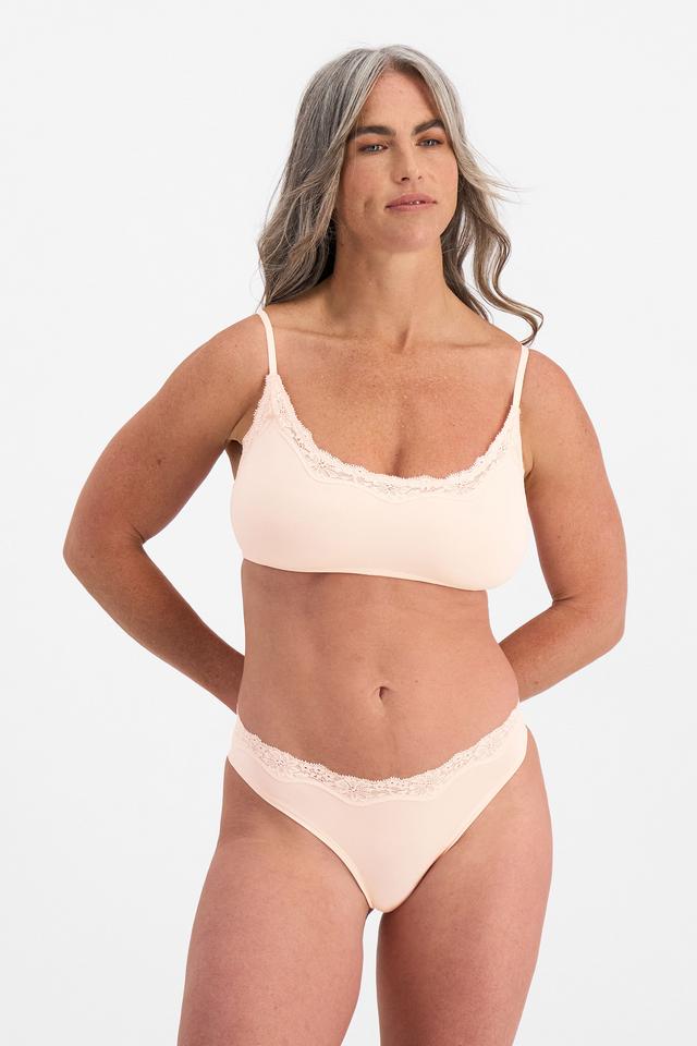 Kiah (She/Her) wears size 10 and is 165cm tall with 89cm chest and 66cm waist