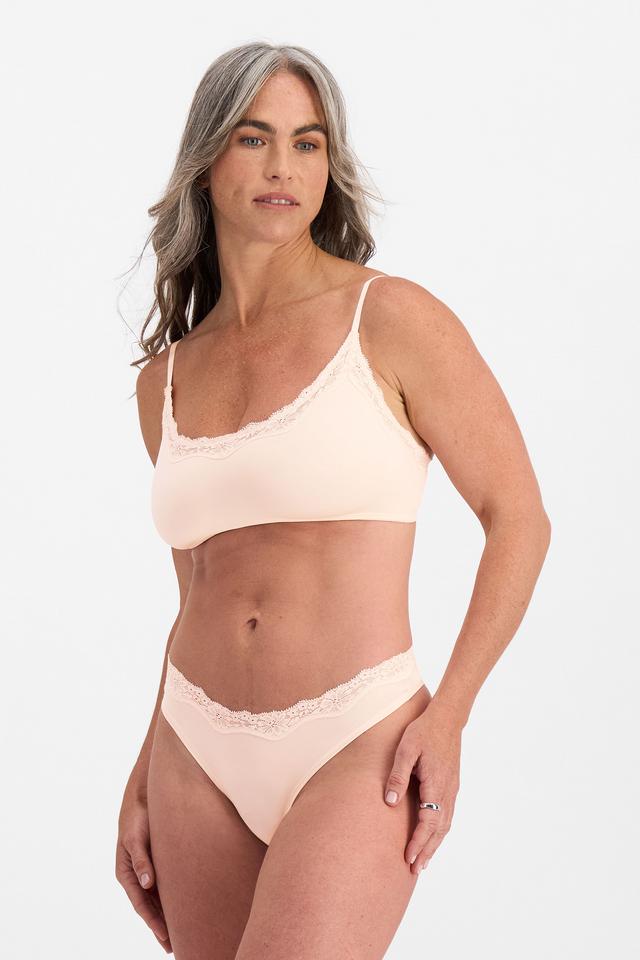 Kiah (She/Her) wears size 10 and is 165cm tall with 89cm chest and 66cm waist