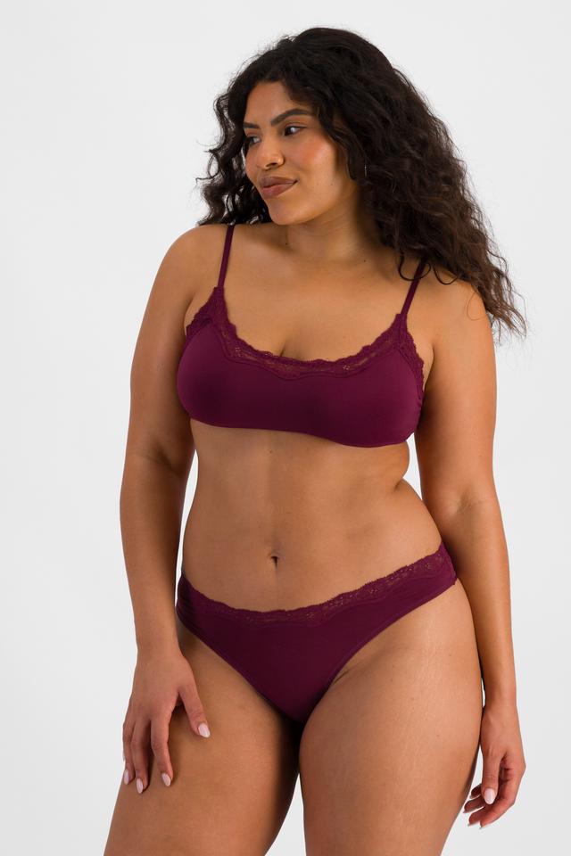 Laura (She/Her) wears size 14 and is 165cm tall with 94cm chest and 76cm waist