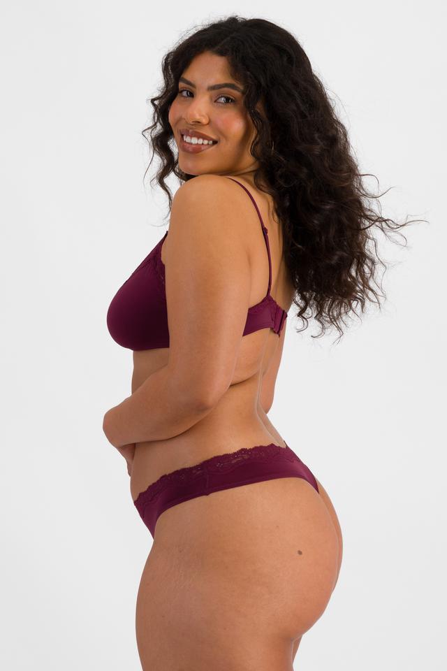 Laura (She/Her) wears size 14 and is 165cm tall with 94cm chest and 76cm waist