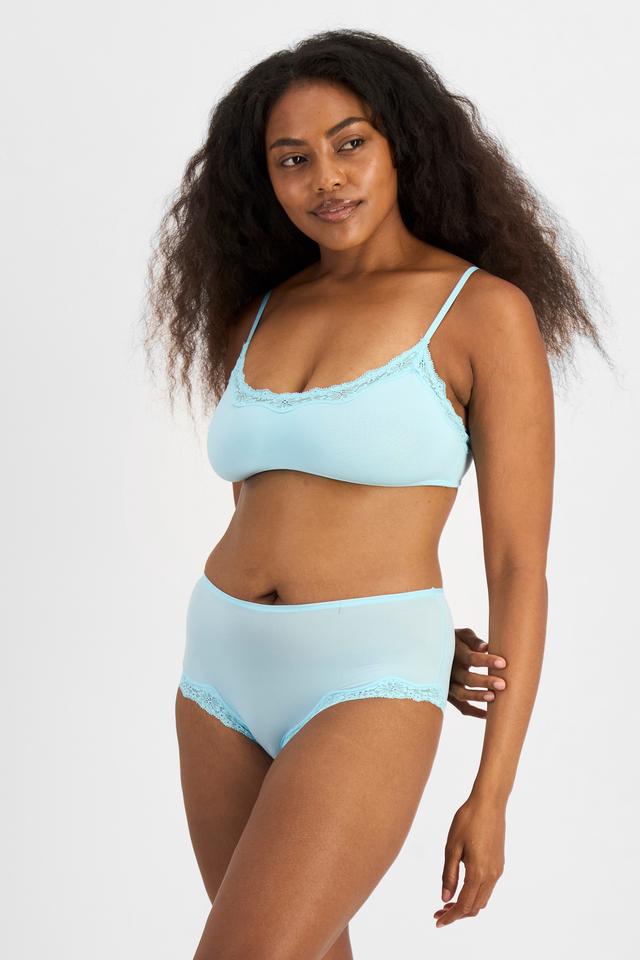 Cassaera (She/Her) wears size 14 and is 180cm tall with 107cm chest and 82cm waist
