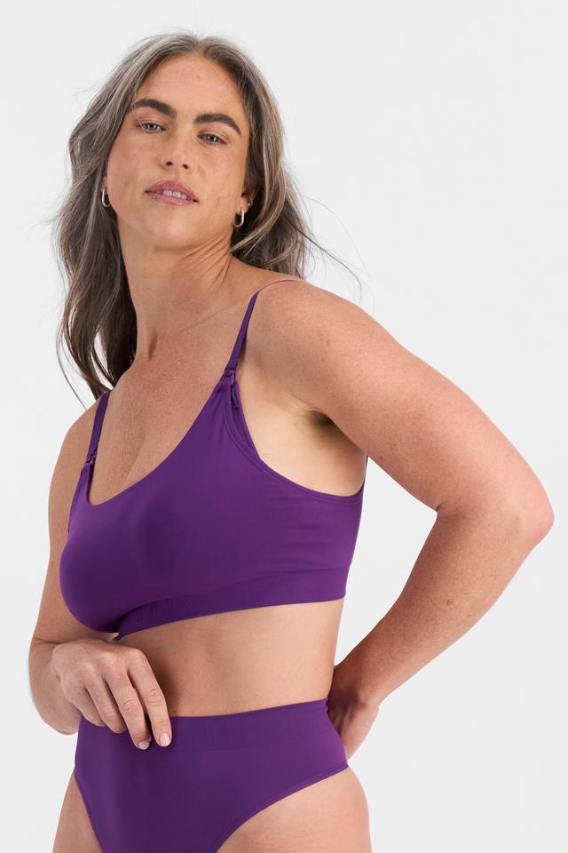 Kiah (She/Her) wears size 14DD and is 165cm tall with 89cm chest and 66cm waist