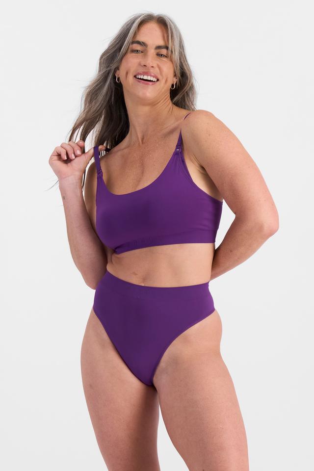 Kiah (She/Her) wears size 14DD and is 165cm tall with 89cm chest and 66cm waist
