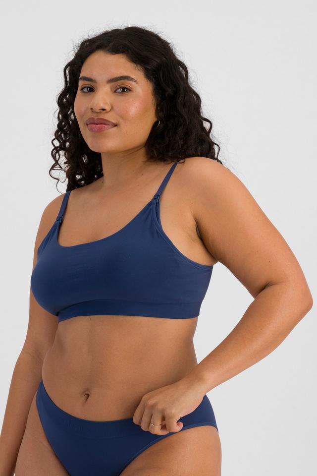 Laura (She/Her) wears size 14 and is 165cm tall with 94cm chest and 76cm waist