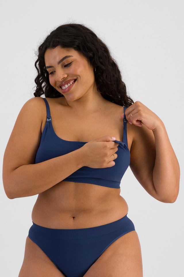 Laura (She/Her) wears size 14 and is 165cm tall with 94cm chest and 76cm waist