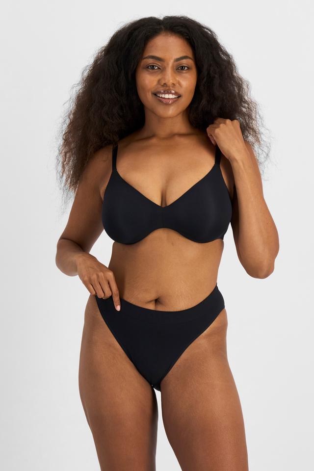 Cassaera (She/Her) wears size 14 and is 180cm tall with 107cm chest and 82cm waist