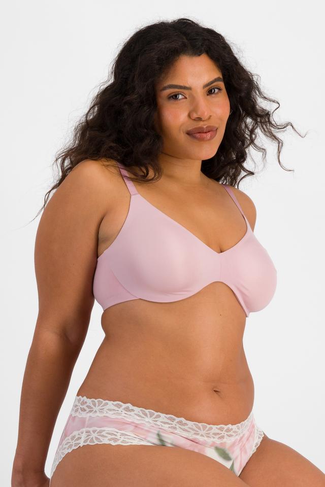 Laura (She/Her) wears size 14DD and is 165cm tall with 94cm chest and 76cm waist