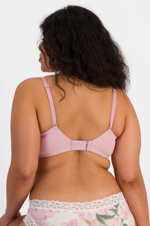 Laura (She/Her) wears size 14DD and is 165cm tall with 94cm chest and 76cm waist