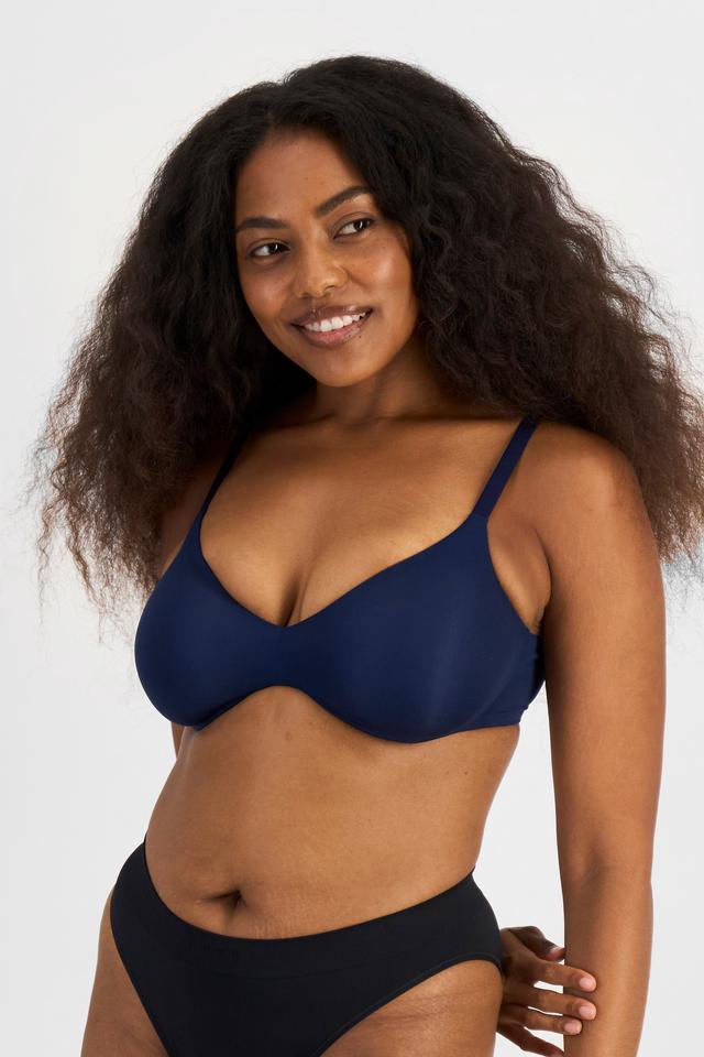 Cassaera (She/Her) wears size 14 and is 180cm tall with 107cm chest and 82cm waist
