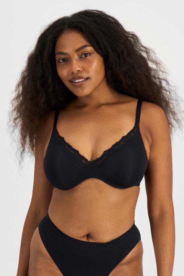 Cassaera (She/Her) wears size 14 and is 180cm tall with 107cm chest and 82cm waist