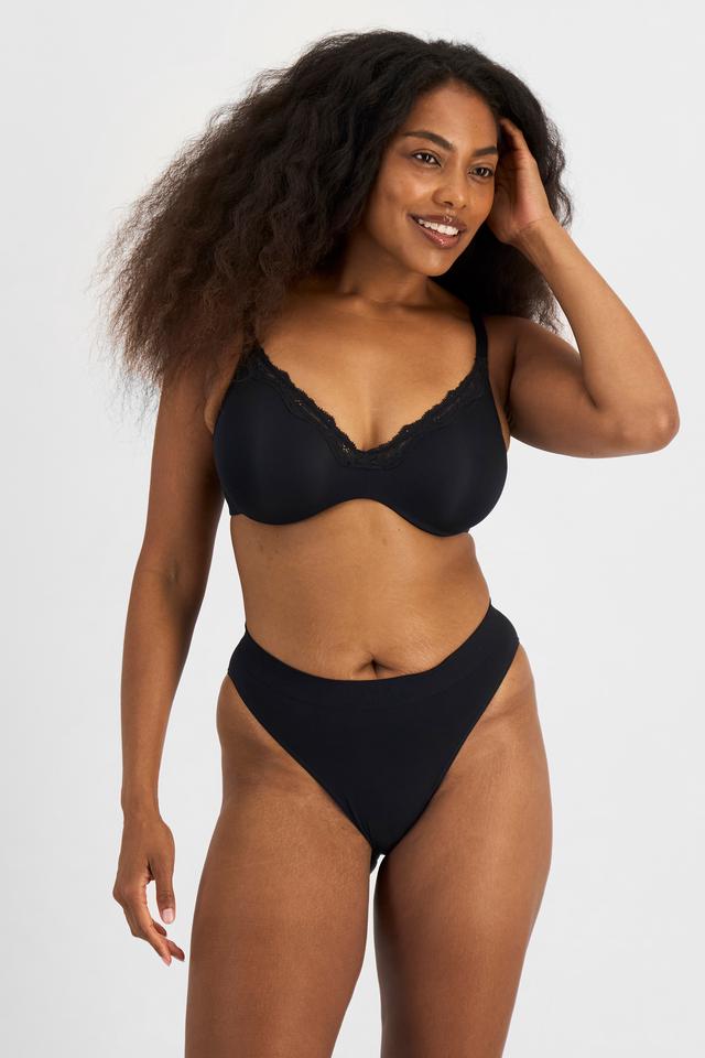 Cassaera (She/Her) wears size 14 and is 180cm tall with 107cm chest and 82cm waist