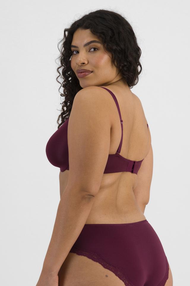 Laura (She/Her) wears size 14DD and is 165cm tall with 94cm chest and 76cm waist