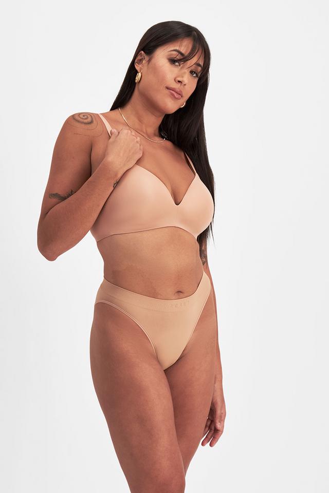 Leah (She/Her) wears size 14 and is 185cm tall