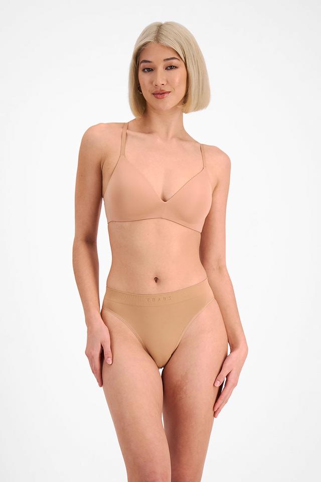 Rhiannan (She/Her) wears size 10 and is 175cm tall