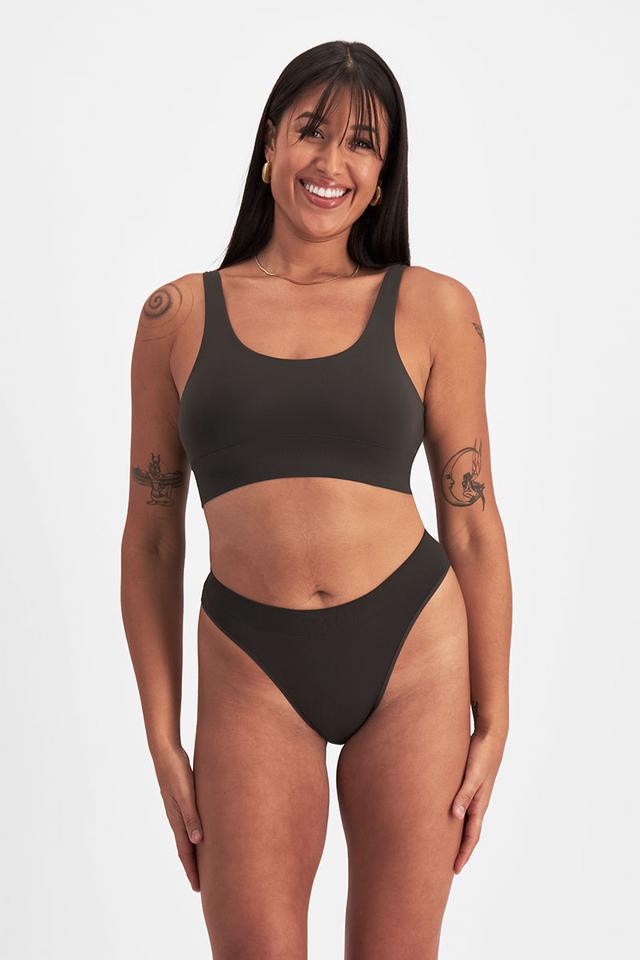 Leah (She/Her) wears size 14 and is 185cm tall