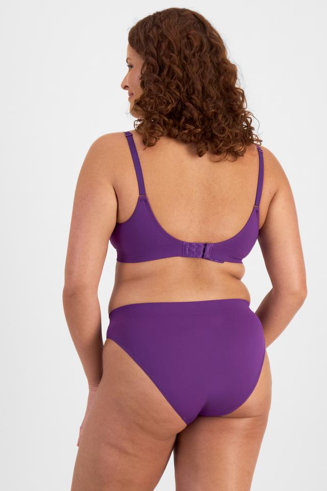 Cameron (She/Her) wears size 14 and is 179cm tall with 91cm chest and 74cm waist