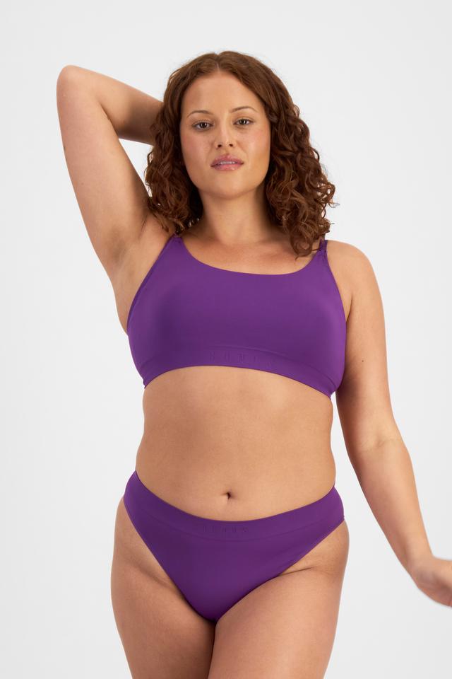 Cameron (She/Her) wears size 14 and is 179cm tall with 91cm chest and 74cm waist