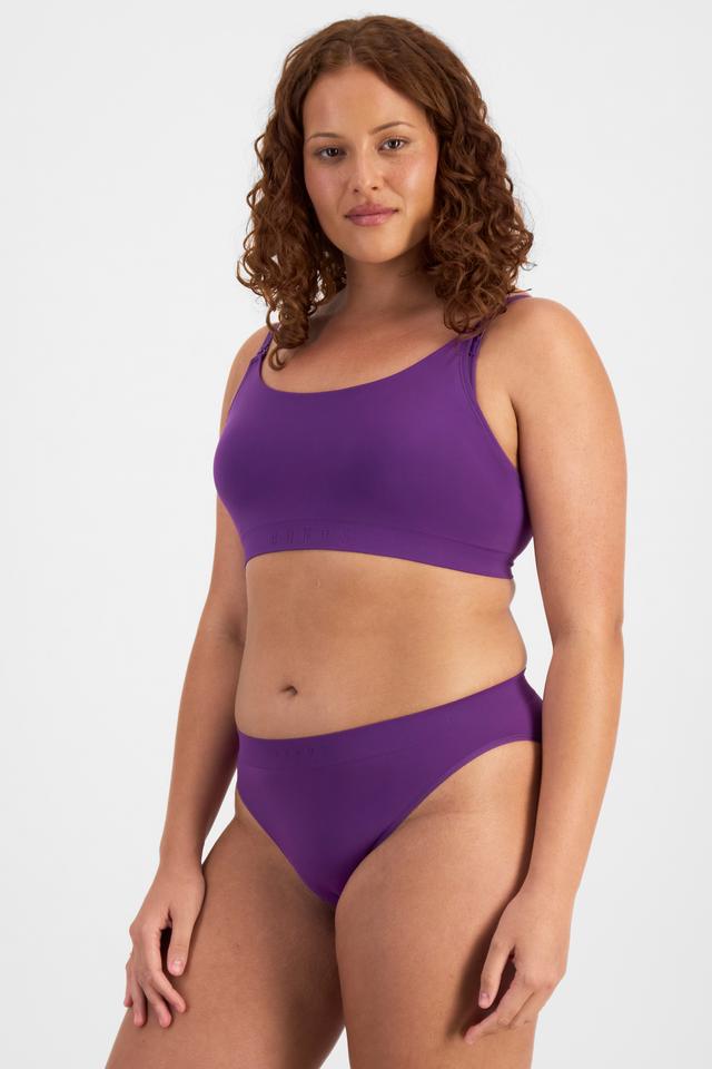 Cameron (She/Her) wears size 14 and is 179cm tall with 91cm chest and 74cm waist