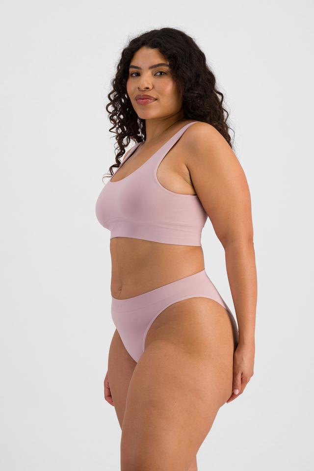 Laura (She/Her) wears size 14 and is 165cm tall with 94cm chest and 76cm waist