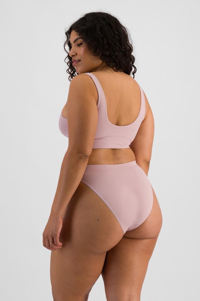 Laura (She/Her) wears size 14 and is 165cm tall with 94cm chest and 76cm waist