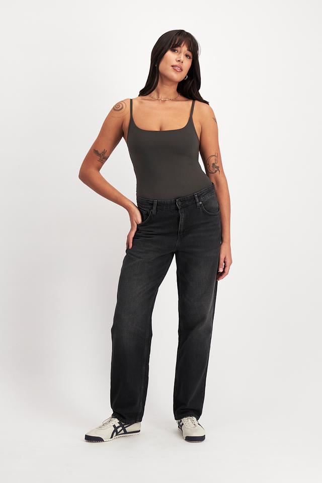 Leah (She/Her) wears size 14 and is 185cm tall