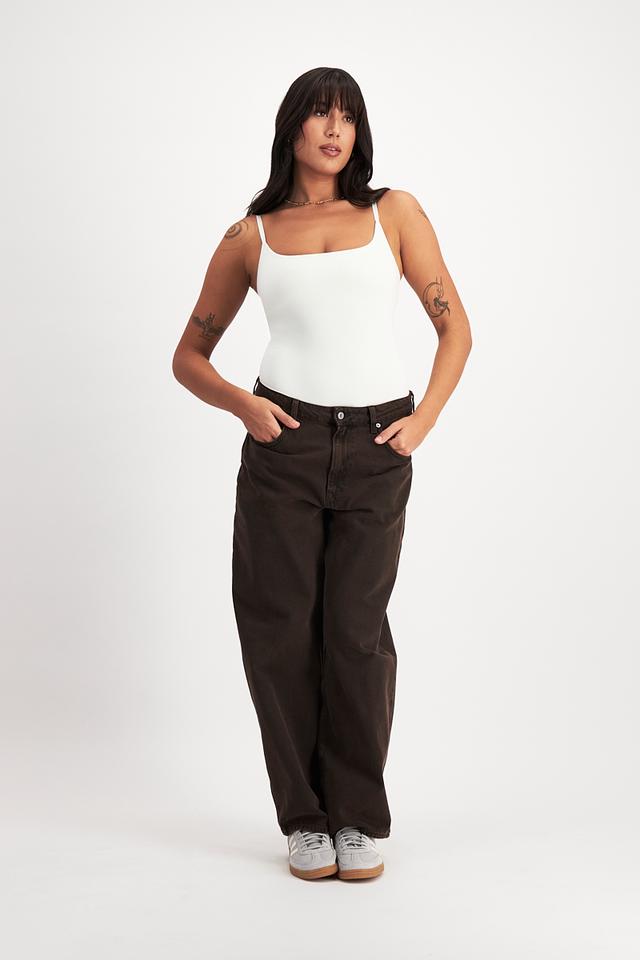 Leah (She/Her) wears size 14 and is 185cm tall