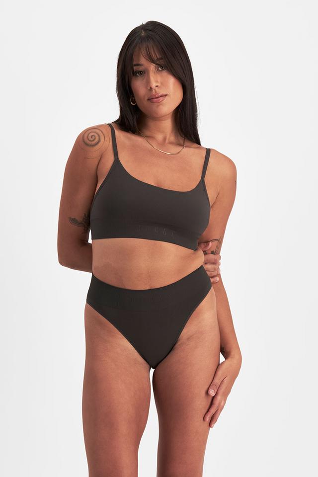 Leah (She/Her) wears size 14 and is 185cm tall