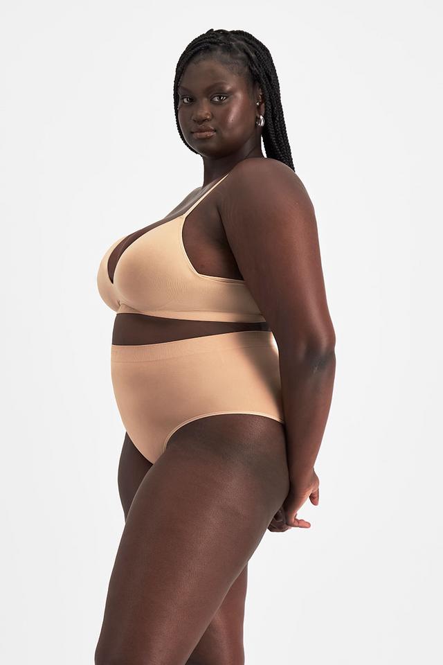 Nyapal (She/Her) wears size 20 and is 182cm tall with 121cm chest and 111cm waist