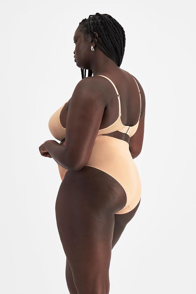 Nyapal (She/Her) wears size 20 and is 182cm tall with 121cm chest and 111cm waist