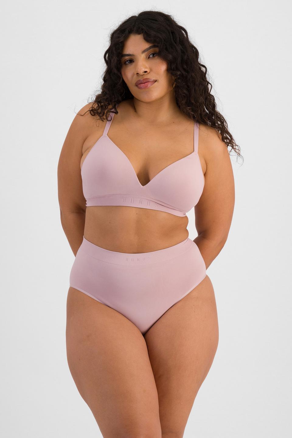 Laura (She/Her) wears size 14 and is 165cm tall with 94cm chest and 76cm waist