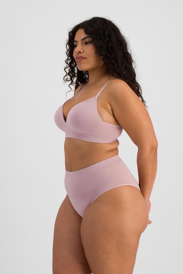 Laura (She/Her) wears size 14 and is 165cm tall with 94cm chest and 76cm waist