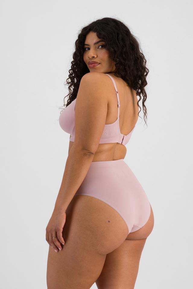 Laura (She/Her) wears size 14 and is 165cm tall with 94cm chest and 76cm waist