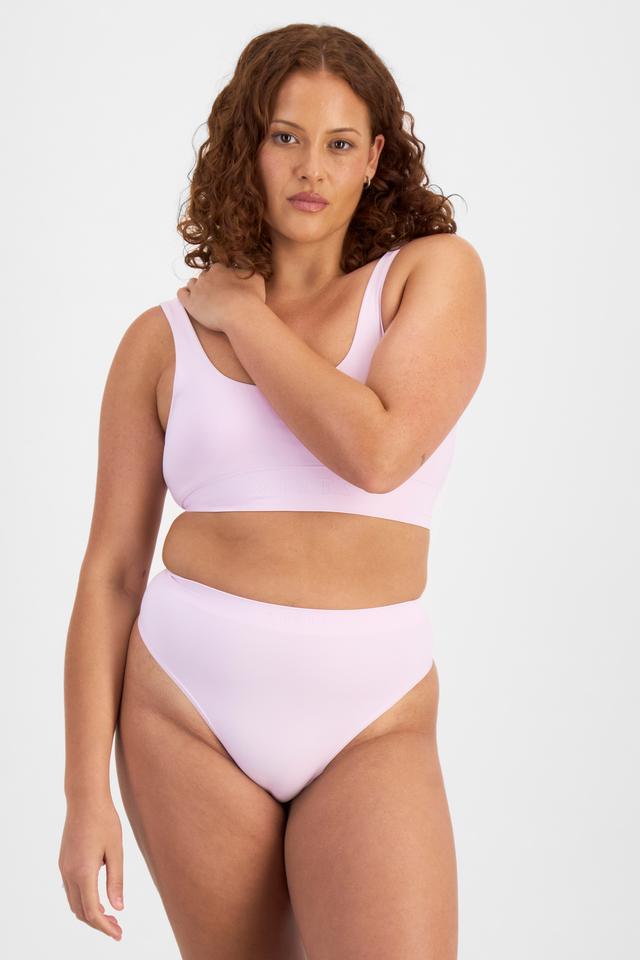 Cameron (She/Her) wears size 14 and is 179cm tall with 91cm chest and 74cm waist