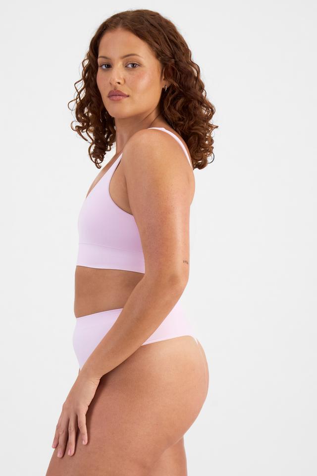 Cameron (She/Her) wears size 14 and is 179cm tall with 91cm chest and 74cm waist